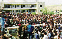 Photo: The crowd of students at the blockade of PA vans.